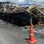 Carreta-pega-fogo-na-BR-116-proximo-a-Jaguaquara-veiculo-transportava-cobre-Foto-Blog-do-Marcos-Frahm-300x166-1