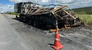 Carreta-pega-fogo-na-BR-116-proximo-a-Jaguaquara-veiculo-transportava-cobre-Foto-Blog-do-Marcos-Frahm-300x166-1