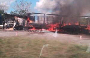 Carreta-pega-fogo-posto-chapeu-de-couro-Foto-enviasa-via-whatsapp.jpg2_-300x195-1