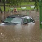 Carro-parcialmente-submerso-em-rua-alagada-de-Porto-Alegre-Foto-Reproducao-RBS-TV-300x169-1