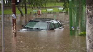 Carro-parcialmente-submerso-em-rua-alagada-de-Porto-Alegre-Foto-Reproducao-RBS-TV-300x169-1