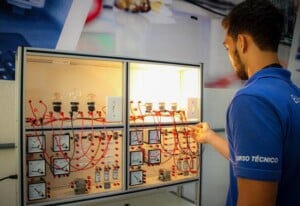 Curso-Tecnico-Senai-Foto-Divulgacao-Ascom-Senai-BA-300x206-1