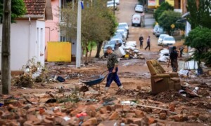 Defesa-Civil-de-Eldorado-do-Sul-pede-socorro-para-resgatar-ilhados-Foto-Gustavo-Mansur-Foto-Palacio-Piratini-300x180-1