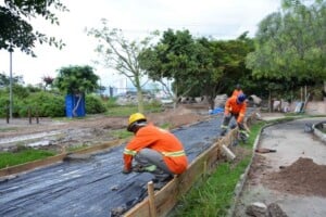 Drenagem-no-Parque-Erisvaldo-Cerqueira-16-05-2024-Foto-Izinaldo-Barreto-2-300x200-1
