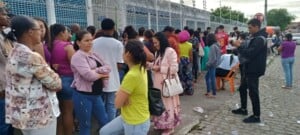 Eleitores-dormem-na-fila-para-garantir-atendimento-no-ultimo-dia-de-prazo-para-regularizar-o-titulo-no-TRE-Foto-Paulo-Jose-Acorda-Cidade.jpg1_-300x135-1