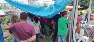 Eleitores-dormem-na-fila-para-garantir-atendimento-no-ultimo-dia-de-prazo-para-regularizar-o-titulo-no-TRE-Foto-Paulo-Jose-Acorda-Cidade.jpg2_-300x135-1