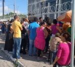 Eleitores-registram-longa-fila-em-busca-de-atendimento-na-sede-do-TRE-em-Feira-de-Santana-Foto-Paulo-Jose-Acorda-Cidade-300x135-1