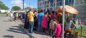 Eleitores-registram-longa-fila-em-busca-de-atendimento-na-sede-do-TRE-em-Feira-de-Santana-Foto-Paulo-Jose-Acorda-Cidade-300x135-1