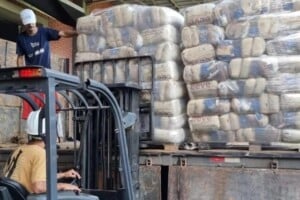 Entrega-de-cestas-de-alimentos-na-Unidade-Armazenadora-da-Conab-em-Canoas-Foto-Conab-Divulgacao-300x200-1