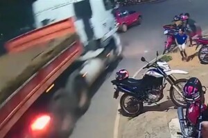 Homem-e-crianca-sao-salvos-de-acidente-envolvendo-uma-carreta-na-BA-142-em-Ituacu-Foto-Achei-Sudoeste-300x200-1