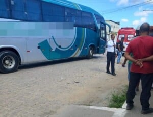 Idoso-morre-em-onibus-intermunicipal-apos-passar-mal-no-entroncamento-de-Jaguaquara-Foto-Blog-Marcos-Frahm-300x229-1