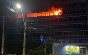 Incendio-atinge-predio-em-Salvador-Foto-Muller-Nunes-TV-Bahia-300x188-1