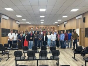 Membros-da-mesa-e-grupos-participantes-da-plenaria-1-300x225-1