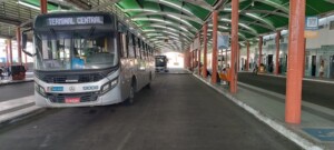 Mesmo-com-o-comercio-fechado-passageiros-movimentam-Terminal-Central-de-Feira-de-Santana-Foto-Paulo-Jose-Acorda-Cidade.jpg1_-300x135-1