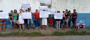 Moradores-do-bairro-Pedra-do-Descanso-realizam-protestos-apos-demissao-de-enfermeira-no-PSF-II-Foto-Paulo-Jose-Acorda-Cidade-300x135-1