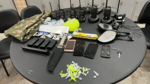 Motos-sao-recuperadas-e-equipamentos-sao-apreendidos-em-acao-policial-em-Lauro-de-Freitas-foto-ascom-pc-300x169-1