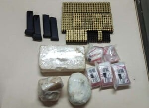 Municoes-e-drogas-apreendidas-pela-PM-Foto-Policia-Militar-300x218-1