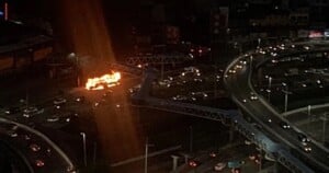 Onibus-sao-incendiados-durante-protesto-em-Pernambues-Foto-Leitor-BN-300x158-1