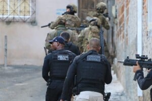 PC-E-PF-apreendes-armas-municoes-de-fuzil-e-comunicadores-em-salvador-ft-ssp3-300x200-1