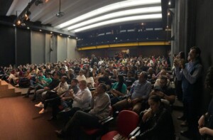 Palestra-da-CDL-e-Sebrae-com-Erik-Penna-lota-teatro-em-Feira-de-Santana-Foto-Divulgacao-300x197-1
