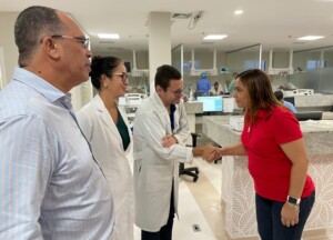 Secretaria-Roberta-Santana-visita-hospitais-300x216-1