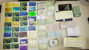 Suspeito-de-extorsao-e-flagrado-com-cartoes-e-documentos-de-terceiros-Foto-Ascom-PC-300x169-1