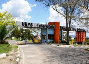 Uefs-Portico-foto-divulgacao-300x214-1