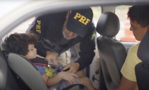 Uso-de-cadeirinha-em-rodovias_-Foto-Divulgacao-PRF-300x182-1