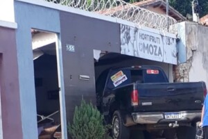 Veiculo-de-vereador-colide-em-muro-e-invade-hortifruti-em-Brumado-Foto-Achei-Sudoeste-300x200-1