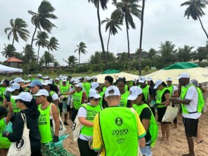 Voluntarios-se-unem-para-a-primeira-Limpeza-das-Praias-Guarajuba-em-acao-de-conscientizacao-ambiental-Foto-Divulgacao-300x225-1