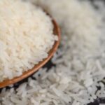 arroz-moido-em-uma-tigela-e-uma-colherde-pau-no-chao-de-cimento-ft-jcomp-freepik-arroz-300x199-1