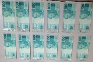 cedulas-de-100-reais-dinheiro-notas-falsas-300x200-1