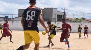 jogando-futebol-300x164-1