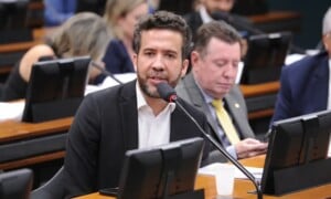 Andre-Janones-Foto-Renato-Araujo-Camara-dos-Deputados-300x180-1