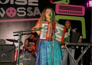 Cantora-Kareen-Mendes-Foto-Sophia-Trindade-300x212-1