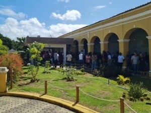Corpo-de-motorista-de-aplicativo-foi-sepultado-no-cemiterio-de-Sao-Francisco-em-Salvador-Foto-Muller-Nunes-TV-Bahia-300x225-1