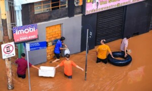 Enchentes-Rio-Grande-do-Sul-Foto-Gustavo-Mansur-Palacio-Piratini-300x180-1