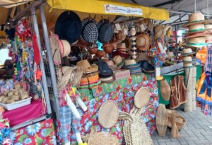 Feira-do-Chapeu-presidente-da-Associacao-dos-Artesaos-de-Feira-de-Santana-Licia-Maria-Jorge-Ney-Silva-acorda-cidade-300x205-1