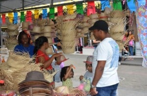 Feira-do-Chapeu-segue-na-Praca-dos-Remedios4-300x197-1