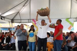 Fotos-Feijao-AlmeidaGOVBA-4entregas-em-Esplanada-300x200-1