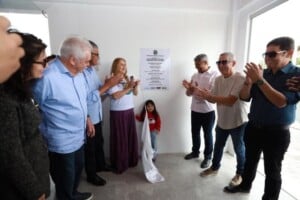 Fotos-Feijao-AlmeidaGOVBAApp-Em-Lajedinho-governador-entrega-obras-e-visita-memorial-as-vitimas-do-desastre-natural-de-2013-300x200-1