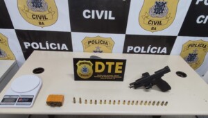 Homem-e-preso-por-trafico-de-drogas-e-porte-ilegal-de-armas-no-bairro-George-Americo-Foto-Ascom-PC-300x170-1