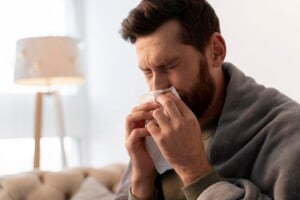 Homem-gripe-doente-Foto-freepik-300x200-1