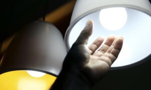 Luz-eletricidade-lampada-Foto-Marcelo-Camargo-Agencia-Brasi-300x180-2