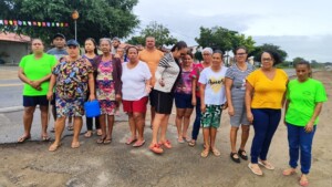 Moradores-de-Vila-Feliz-Foto-Ed-Santos-Acorda-Cidade-300x169-1