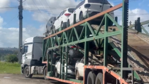 PRF-apreende-carro-roubado-em-veiculo-cegonha3-300x169-1