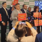 Parlamentares-fazem-manifestacao-pedindo-investigacao-de-suposto-gabinete-da-ousadia-do-governo-E28094-Foto-Divulgacao-300x235-1