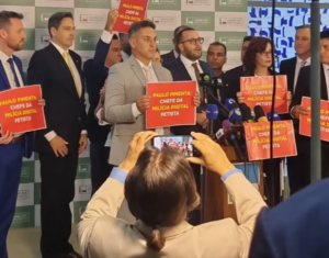 Parlamentares-fazem-manifestacao-pedindo-investigacao-de-suposto-gabinete-da-ousadia-do-governo-E28094-Foto-Divulgacao-300x235-1