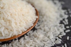 arroz-moido-em-uma-tigela-e-uma-colherde-pau-no-chao-de-cimento-ft-jcomp-freepik-arroz-300x199-1