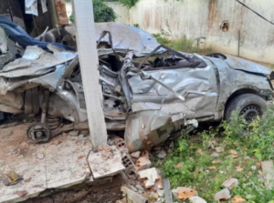 carro-bate-em-muro-em-Paripiranga-300x223-1